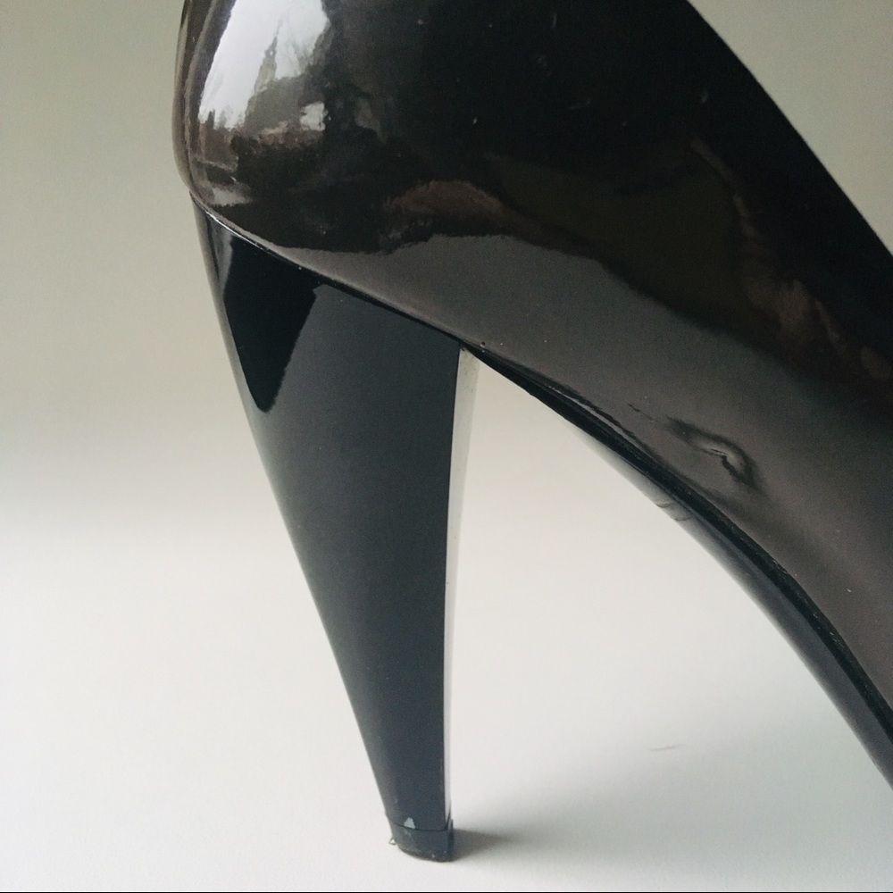 Burberry gray patent leather heels